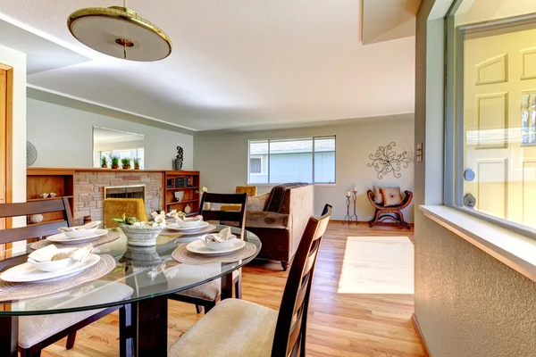 Mesa de jantar e sala de estar interior . — Fotografia de Stock