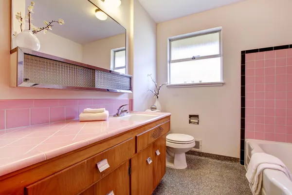ホットタブ付きのピンクの古いバスルームのインテリア. — ストック写真
