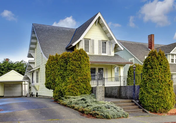 Craftsman style yellow house exterior. — Stock Photo, Image