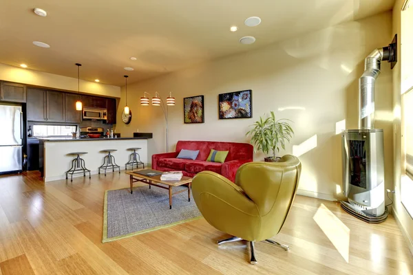 Amarelo grande sala de estar moderna com fogão . — Fotografia de Stock