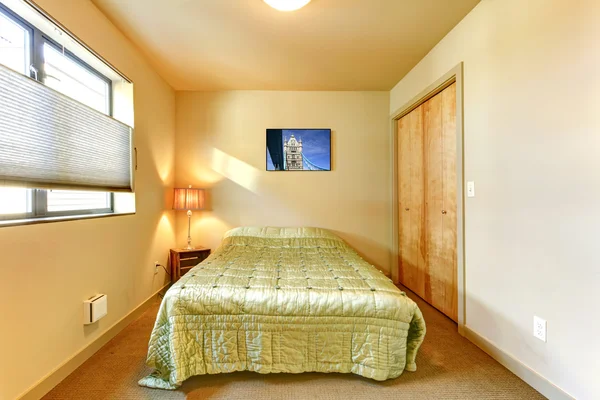 Pequeño dormitorio de invitados amarillo interior . — Foto de Stock