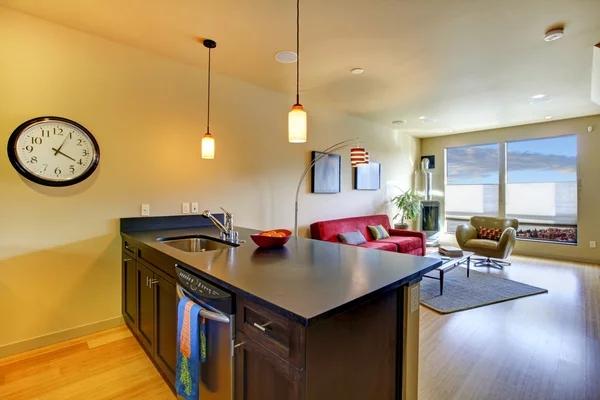 Grote gele woonkamer met keuken. — Stockfoto