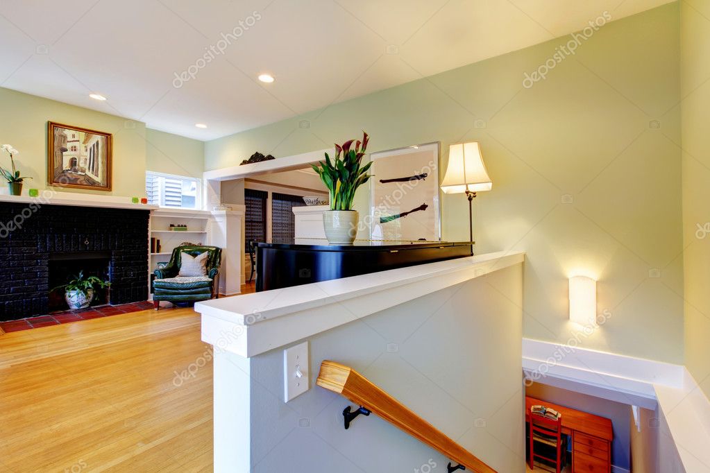 Nieuw woonkamer met groene muren en open haard — Stockfoto © iriana88w DX-42
