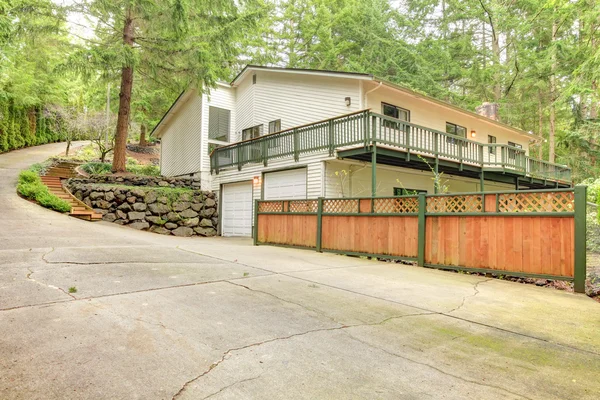 Beige amerikanska hus med staket och veranda. — Stockfoto