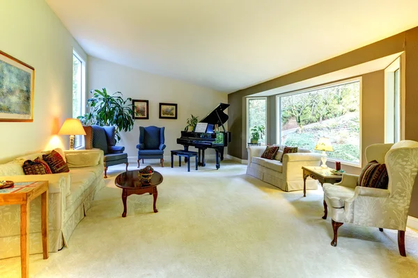 Stort vardagsrum med piano och fönster — Stockfoto