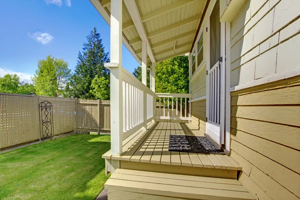 Patio trasero con porche y casa beige . — Foto de Stock
