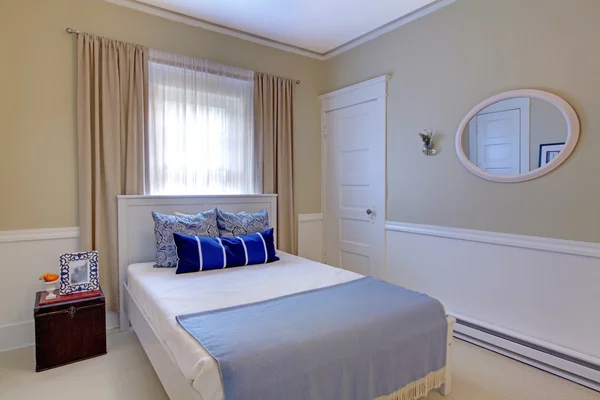 Camera da letto blu e bianca con design elegante . — Foto Stock