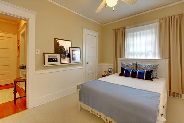 Beige elegante dormitorio con cortinas . — Foto de Stock