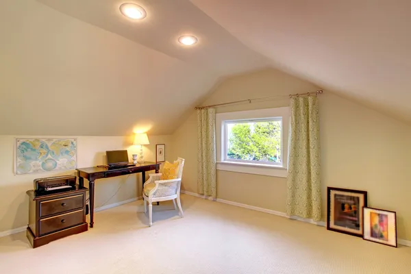 シンプルな家具とベージュの屋根裏部屋のオフィス. — ストック写真