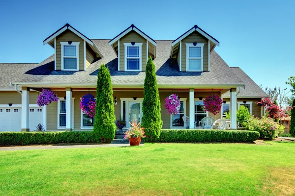 Agriturismo American Country casa di lusso con portico . — Foto Stock
