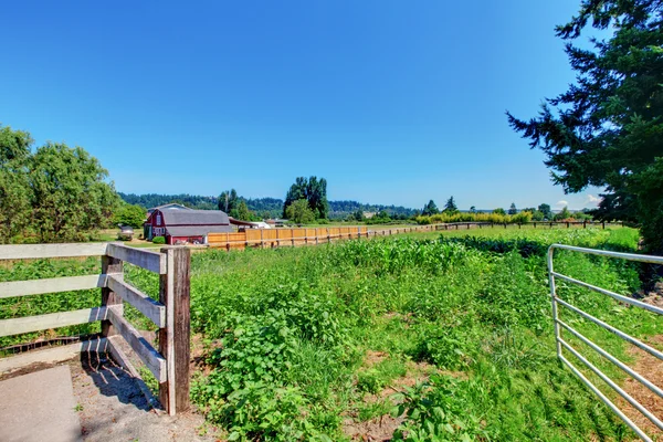 Americké soukromé zemědělské půdě s branami. — Stock fotografie