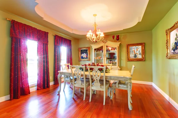 Grande sala de jantar verde com madeira de cereja . — Fotografia de Stock