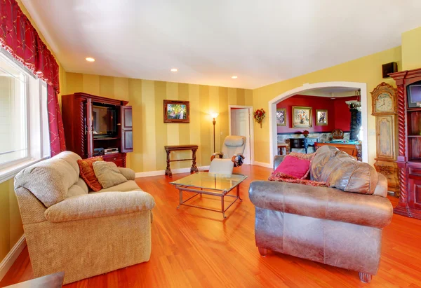 Zlaté obývací pokoj s cherry z tvrdého dřeva a červená. — Stock fotografie