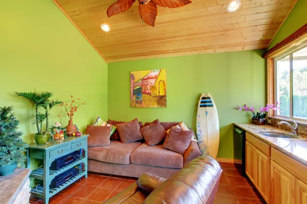 Zelené pláži bazén obývací pokoj v malém domku. — Stock fotografie