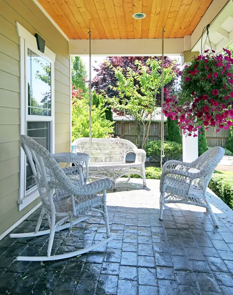 Veranda met witte meubels en bloemen. — Stockfoto