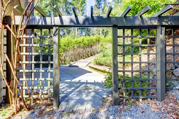 Jardín puertas de madera primavera . —  Fotos de Stock
