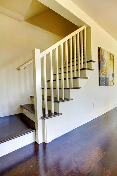 Escalier avec sol sombre et murs beiges . — Photo