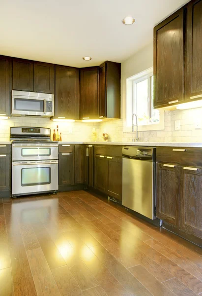Moderna cocina de lujo de color marrón oscuro y blanco . —  Fotos de Stock