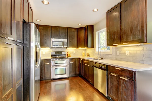 Modern lüks yeni koyu kahverengi ve beyaz mutfak. — Stok fotoğraf
