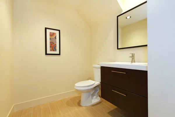 Einfaches neues modernes Badezimmer. — Stockfoto