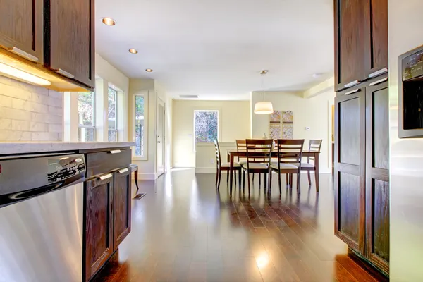 Eetkamer en keuken in heldere moderne huis. — Stockfoto
