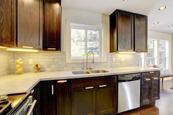 Moderne luxe nieuwe donkere bruine en witte keuken. — Stockfoto