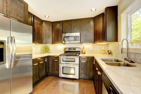 Moderna cocina de lujo de color marrón oscuro y blanco . —  Fotos de Stock