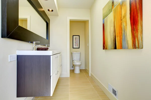 Beige moderna nya lyxiga badrum. — Stockfoto