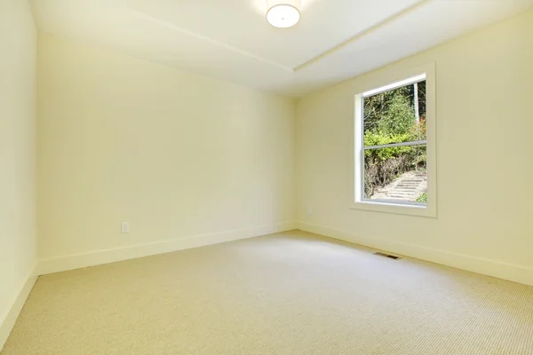 Nya sovrum inredning med ett fönster och matta. — Stockfoto
