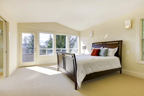 Большой яркий классический новый интерьер спальни . — стоковое фото