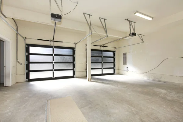 Nova garagem de dois carros com portas de vidro . — Fotografia de Stock