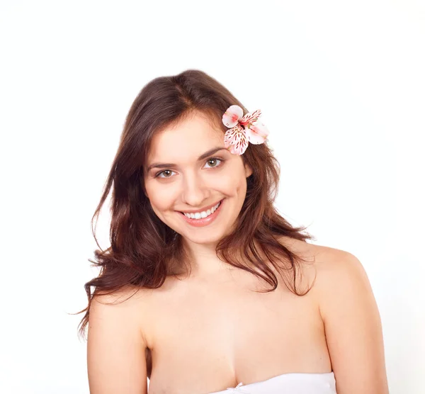 Joven mujer sonriente con flor de lirio — Foto de Stock