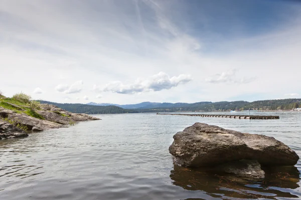 Göl manzarası ile kaya — Stok fotoğraf