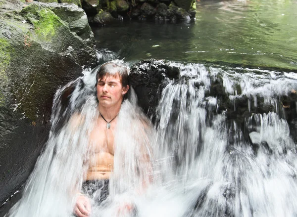 Człowiek w termalnych wodospad — Zdjęcie stockowe