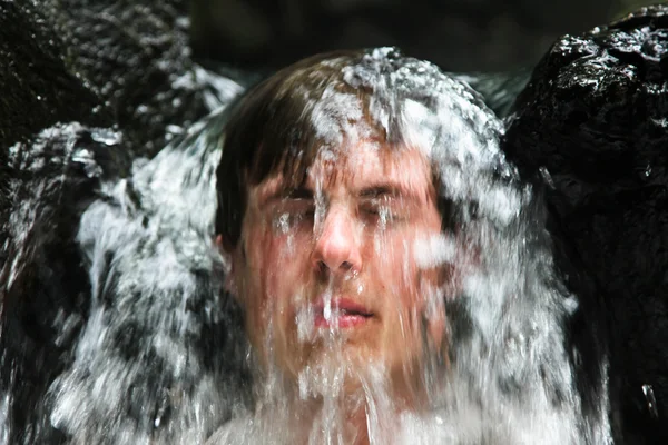 Człowiek w wodospad — Zdjęcie stockowe