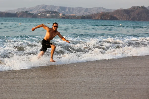 Człowiek działa z surf — Zdjęcie stockowe