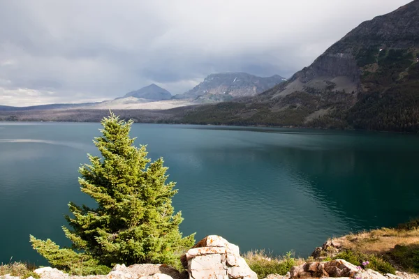 Jezero a hory po bouři — Stock fotografie