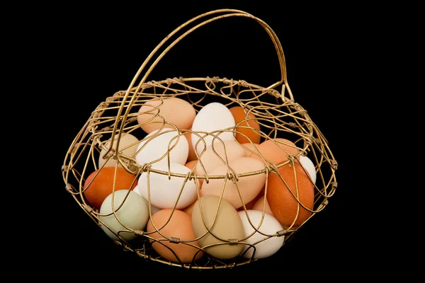 오래 된 와이어 바구니에 계란 — 스톡 사진