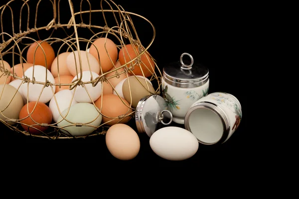 Jaja z coddlers i kosz — Zdjęcie stockowe