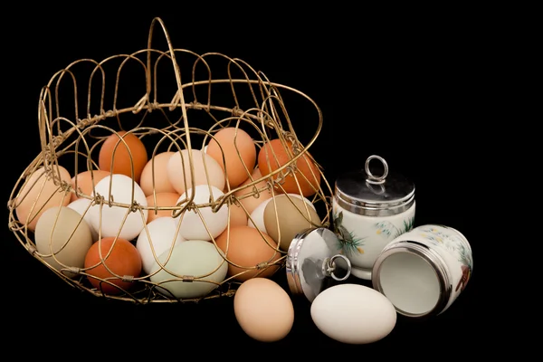 Яйца с баклажанами и корзиной — стоковое фото