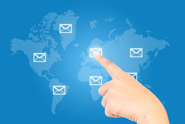 Hand drückt E-Mail-Kommunikation in sozialen Netzwerken. — Stockfoto
