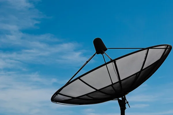 Antenne satellite sur le champ bleu du ciel . — Photo