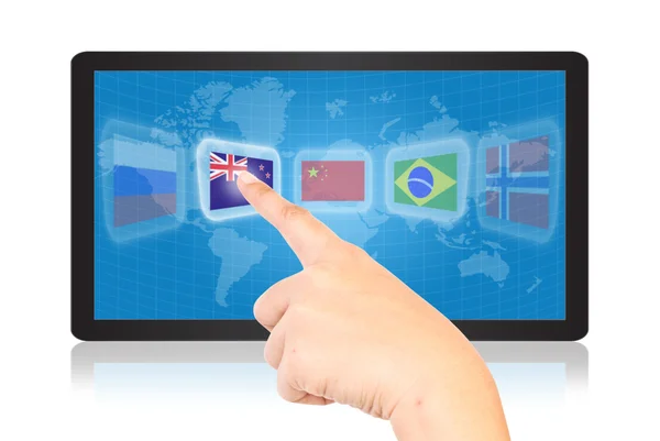 Hand duwen vlag op de Tablet PC-scherm. — Stockfoto