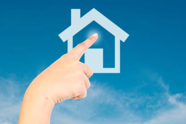 Hand trycka på hem-symbolen på fältet blå himmel. — Stockfoto