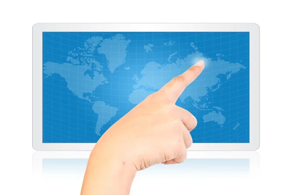 Hand duwen wereldkaart op Tablet PC-scherm. — Stockfoto