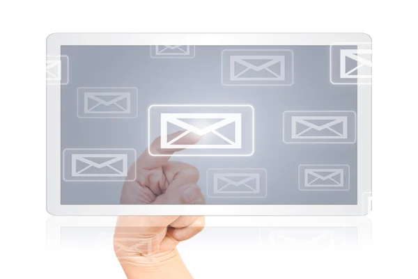 Ruční tlačit mail na obrazovku tabletu. — Stock fotografie