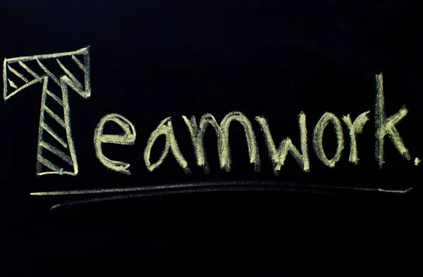 Teamwerk woord handgeschreven met krijt op een schoolbord. — Stockfoto