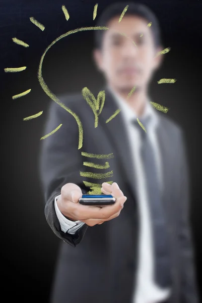 Unternehmer schieben Glühbirne als Ideenkonzept an die Tafel. — Stockfoto