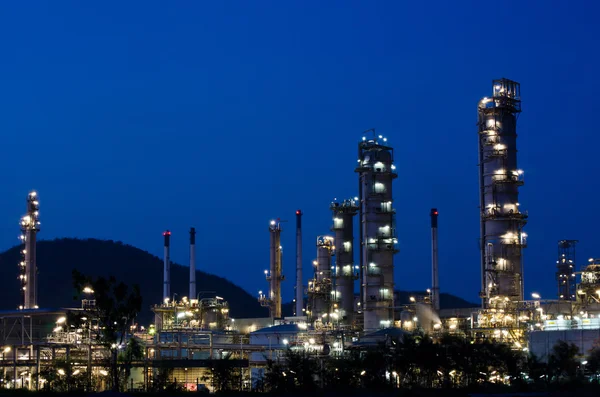Industria petrolchimica al tramonto cielo blu scuro . — Foto Stock