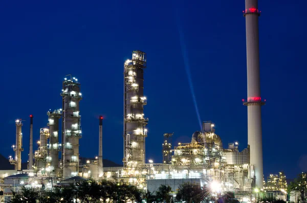 Industria petroquímica al atardecer cielo azul oscuro . — Foto de Stock